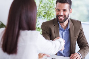 İş adamı ve iş kadını el sıkışıyor 
