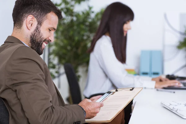 Empresário que trabalha no escritório — Fotografia de Stock