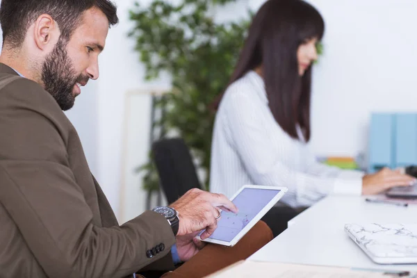 Geschäftsmann arbeitet im Büro — Stockfoto