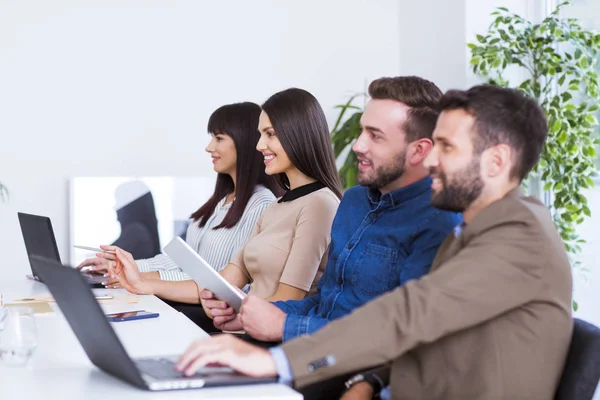 Les hommes d'affaires travaillant dans le bureau — Photo