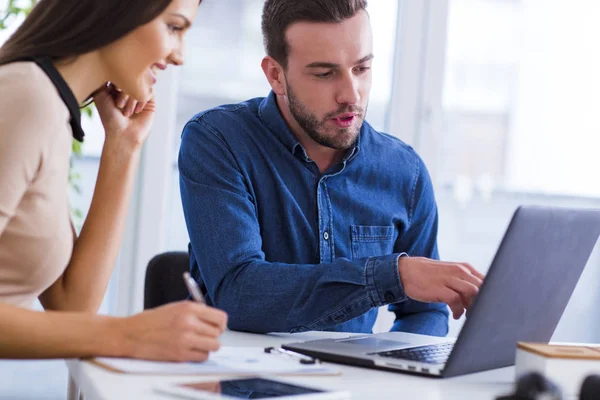 Imprenditori che lavorano in ufficio — Foto Stock