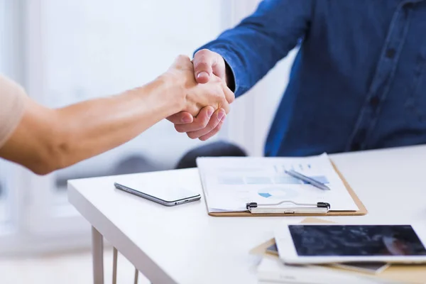 Geschäftsmann und Geschäftsfrau geben sich die Hand — Stockfoto