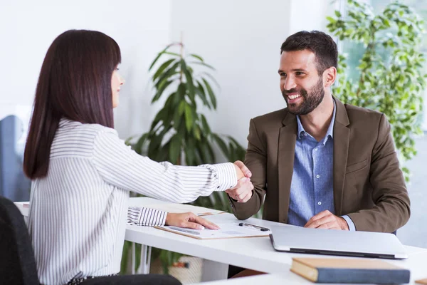 Affärsman och affärskvinna skakar hand — Stockfoto