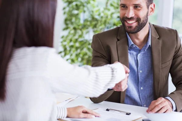 Empresario y empresaria estrechando la mano — Foto de Stock