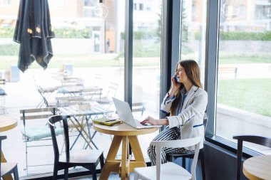 dizüstü bilgisayarda çalışan güzel bir genç kadın 