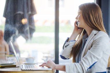 dizüstü bilgisayarda çalışan güzel bir genç kadın 