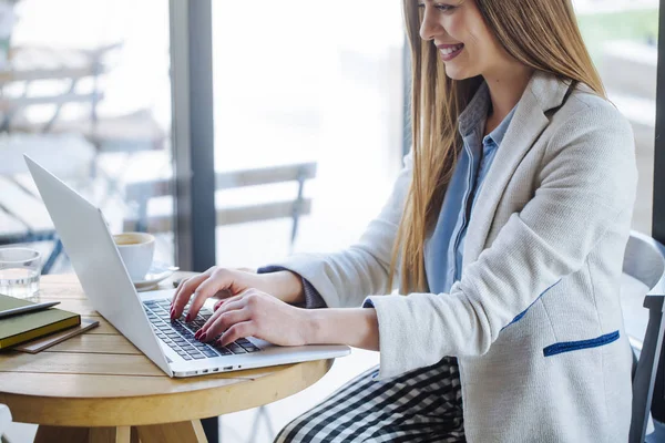 dizüstü bilgisayarda çalışan güzel bir genç kadın 