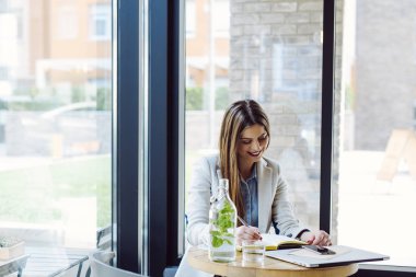 çalışan güzel bir genç kadın