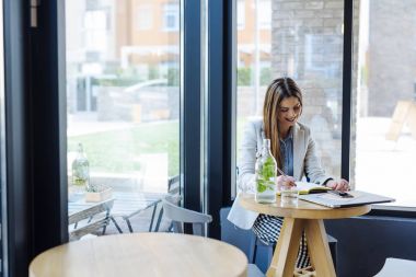 çalışan güzel bir genç kadın