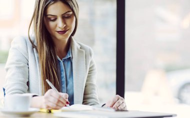 çalışan güzel bir genç kadın