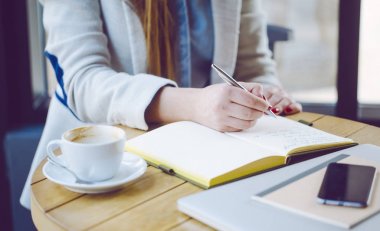 Tanınmayan kadın yazma 