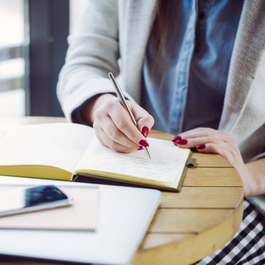 Tanınmayan kadın yazma 