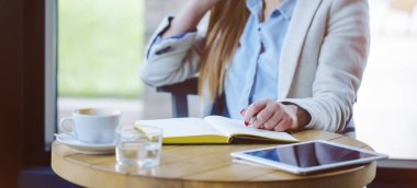 Tanınmayan kadın telefonda konuşurken