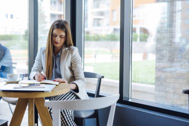 Güzel genç bayan telefonda konuşuyor.
