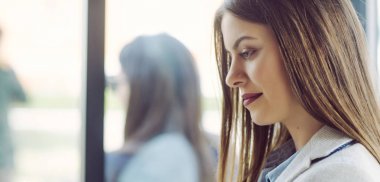 Tablet kullanan kadın