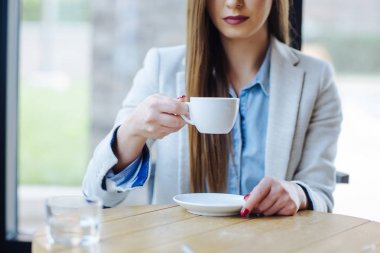 Tanımlanamayan Kadın Kahve İçiyor