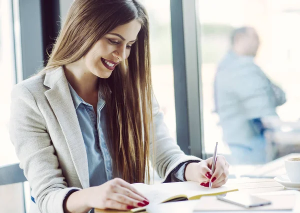 Mooie jonge vrouw die werkt — Stockfoto