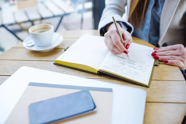 Onherkenbaar vrouw schrijven — Stockfoto