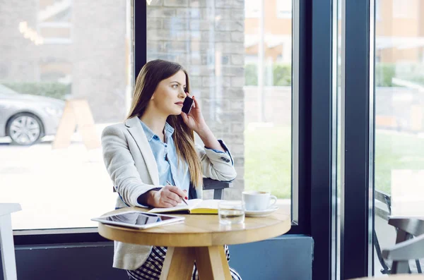 Krásná mladá žena mluví do telefonu — Stock fotografie