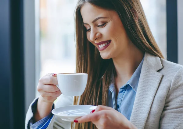 Belle jeune femme prenant un café — Photo