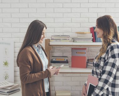 Konuşan iki üniversiteli kızlar