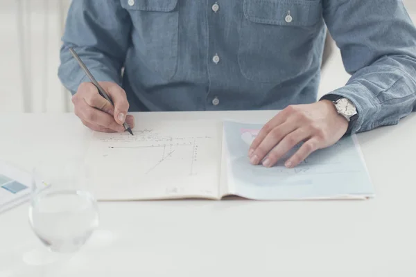 College Student schrijven — Stockfoto