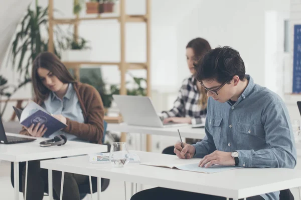 Studenti universitari studiare — Foto Stock