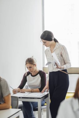 Lise öğrencisi bir sınav yapıyor