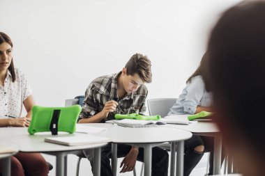 Lise öğrencilerinin yuvarlak sınıfta tablet kullanarak