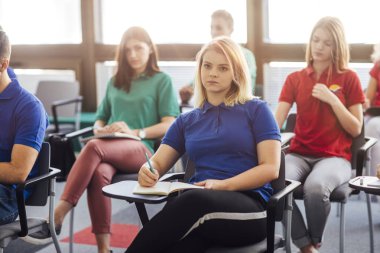 Bir dersi lise öğrencileri