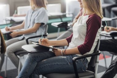 Sınıf oturan lise öğrencileri