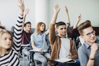 Lise öğrencilerinin el yükselen