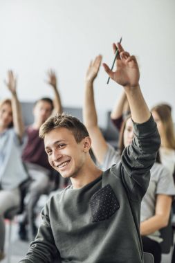 Lise öğrencilerinin el yükselen