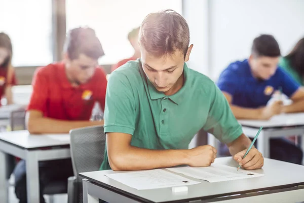 Estudante do ensino médio fazendo um exame — Fotografia de Stock