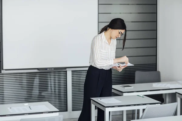 Profesor repartiendo documentos de examen — Foto de Stock