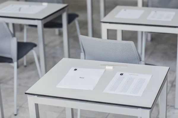 Documentos de Exame na Mesa da Sala de Aula — Fotografia de Stock