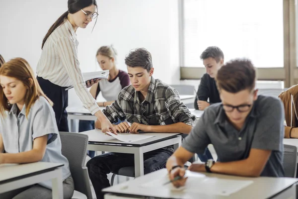 Estudantes do ensino médio fazendo exame — Fotografia de Stock