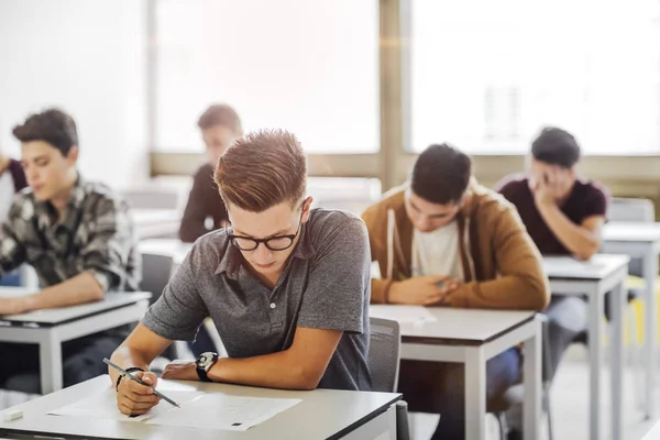 Estudiantes de secundaria tomando examen — Foto de Stock