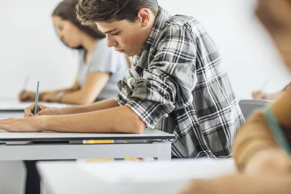 Lise öğrencileri sınava