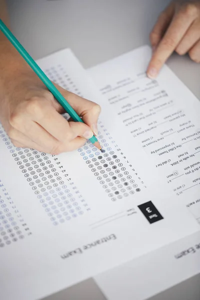Estudiante haciendo un examen — Foto de Stock