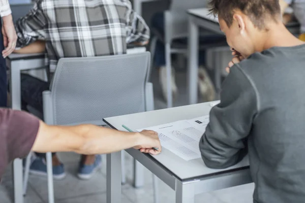 Middelbare scholieren nemen een examen — Stockfoto