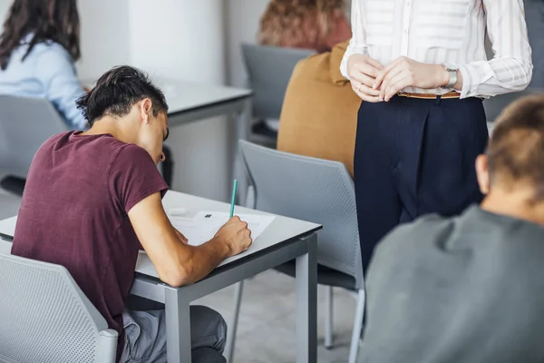 Estudantes do ensino médio fazendo um exame — Fotografia de Stock