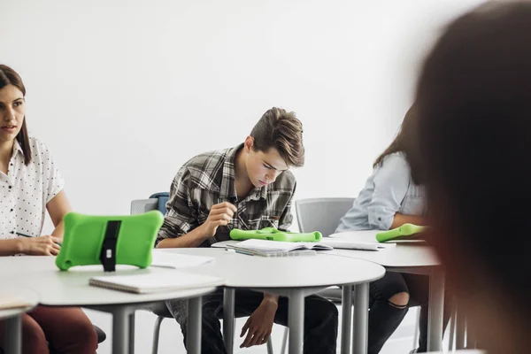 High School Students Using Tablets in Round Classroom — Stock Photo, Image