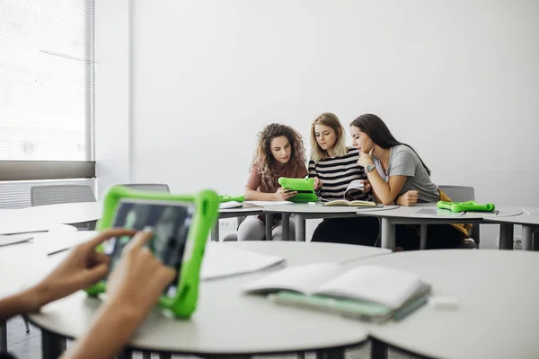 Gymnasieelever med tabletter i runda klassrummet — Stockfoto