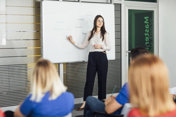 преподаватель читает лекцию
