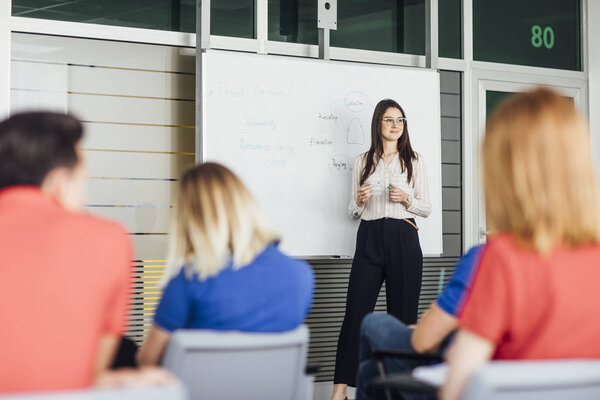 преподаватель читает лекцию
