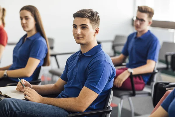 Gymnasiasten besuchen eine Klasse — Stockfoto