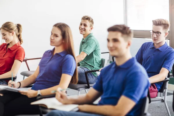 Estudiantes de secundaria tomando una clase — Foto de Stock