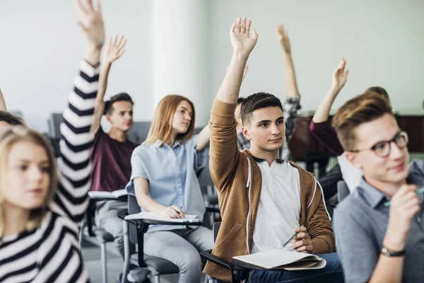 Lise öğrencilerinin el yükselen