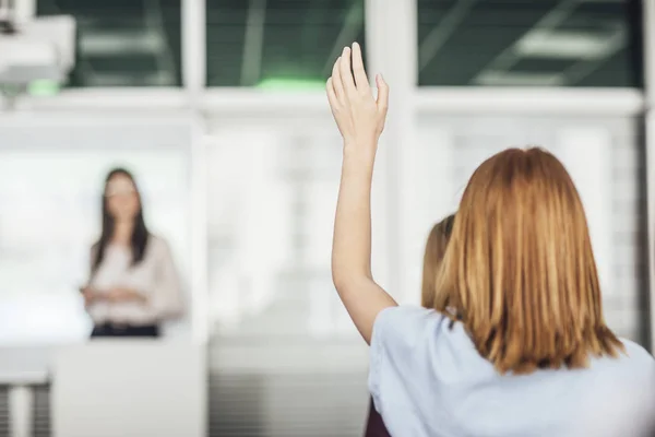 Diák emelkedik a kezét, hogy a kérdést — Stock Fotó
